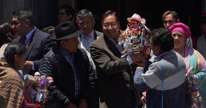 Presidente celebra fiesta de la Alasita 2024 en plaza Murillo, artesanos le obsequian el “Ekeko de la industrialización”