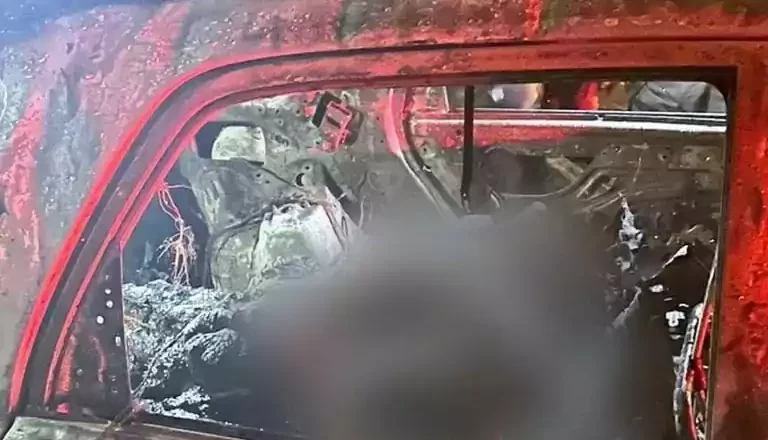 Ecuador: Encuentran un vehículo calcinado con tres personas en un barrio en Guayaquil