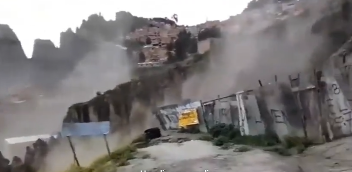 Deslizamiento de talud entierra dos vehículos, afecta a cuatro casas y deja un herido en Sopocachi