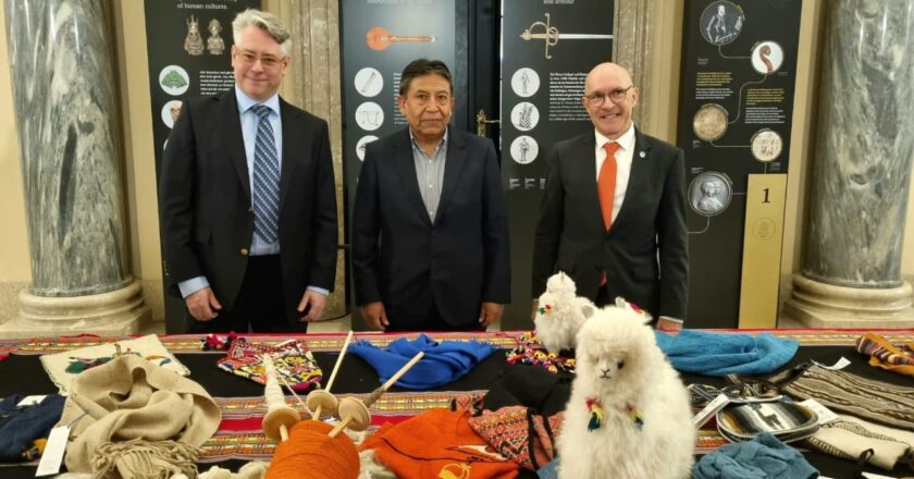 Vicepresidente de Bolivia inaugura una magistral y prolongada exposición que aboga por la protección de los camélidos en el museo etnográfico de Viena