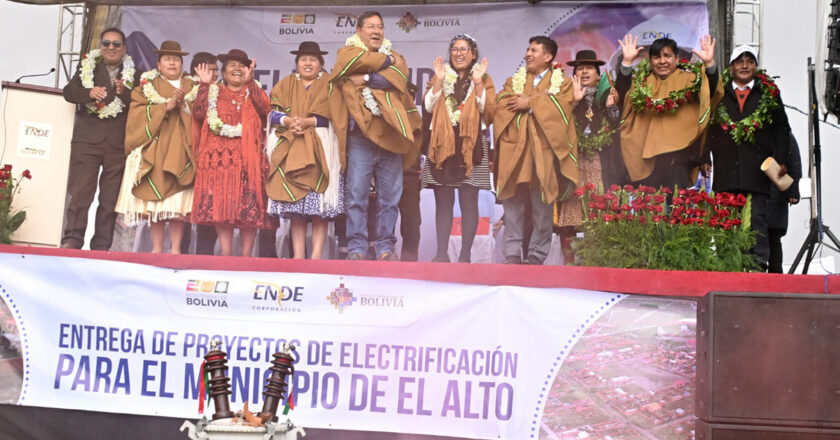 Lucho inaugura cinco proyectos para electrificación en la ciudad de El Alto