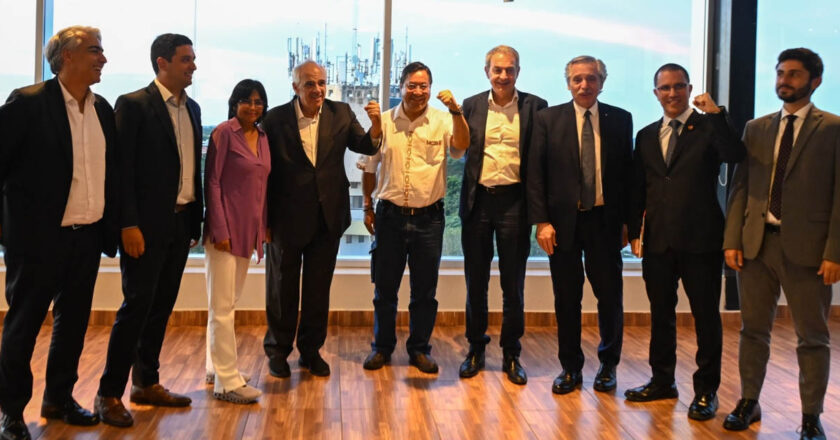 Arce comparte los resultados positivos del modelo económico con el Grupo de Puebla