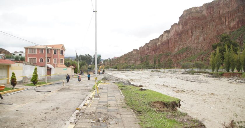Establecen dos horas de tolerancia para servidores públicos afectados por eventos climáticos en La Paz