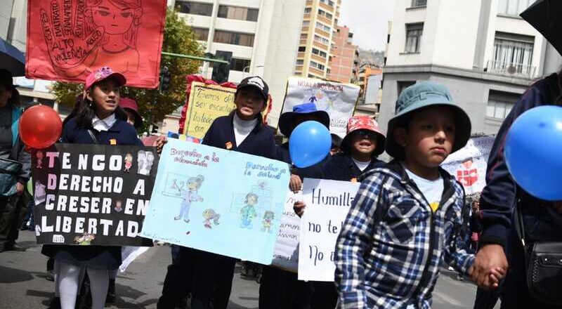Masiva marcha exige a la ALP aprobar el anteproyecto de ley de imprescriptibilidad de los delitos contra la infancia