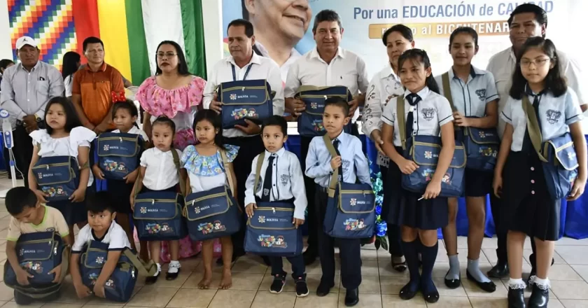 Estudiantes de Pando afectados por riadas reciben más de mil kits de material escolar