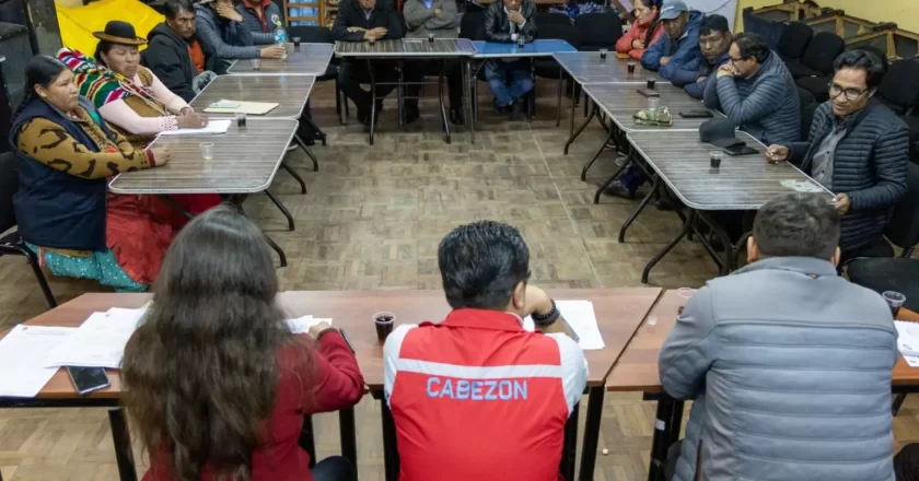 El Alto: Gremiales levantan puntos de bloqueo tras diálogo con la Alcaldía