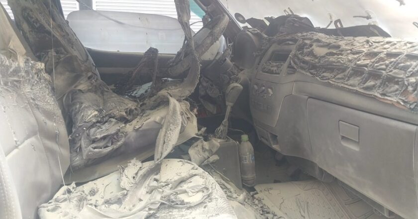 “Tenía fallas en la bomba de gasolina”: Minibús se incendió en pleno centro paceño