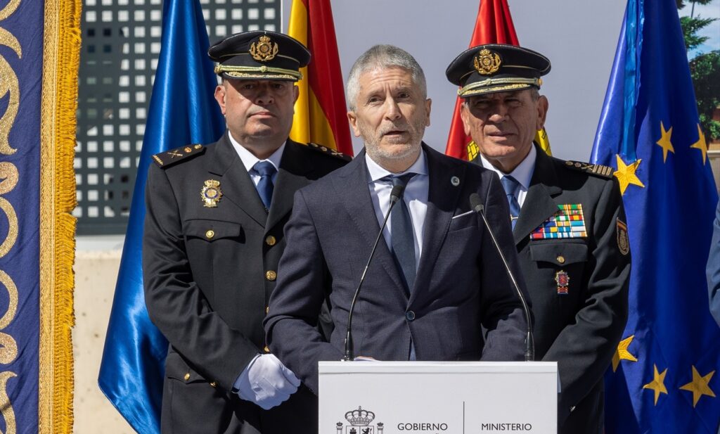 Gobierno español afirma que se están haciendo los trámites para deportar a los 69 bolivianos del crucero de Barcelona