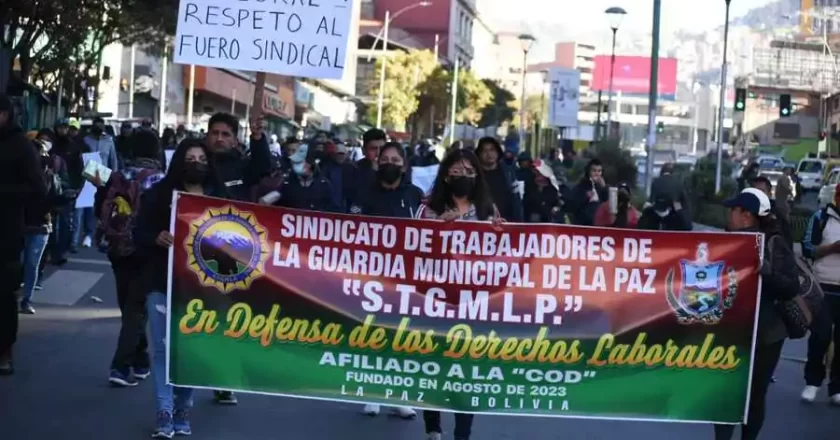 Trabajadores municipales marchan en el centro paceño y piden a Arias respeto a los derechos laborales