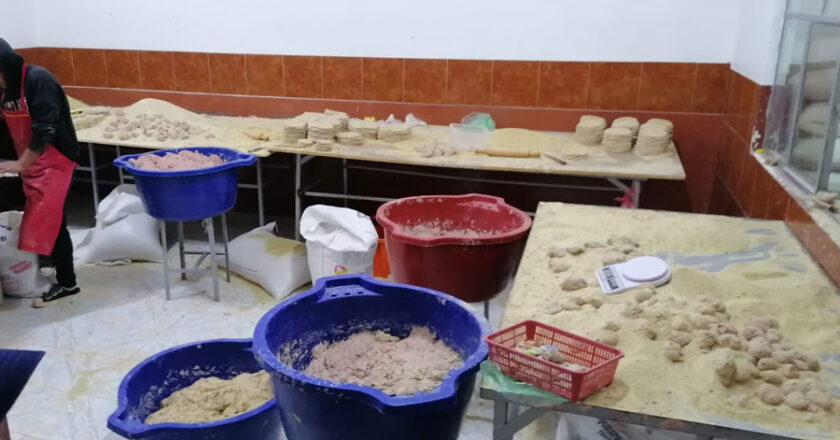 Intervienen fábrica rústica de silpanchos en El Alto: producto parecía chicle y había heces de ratón