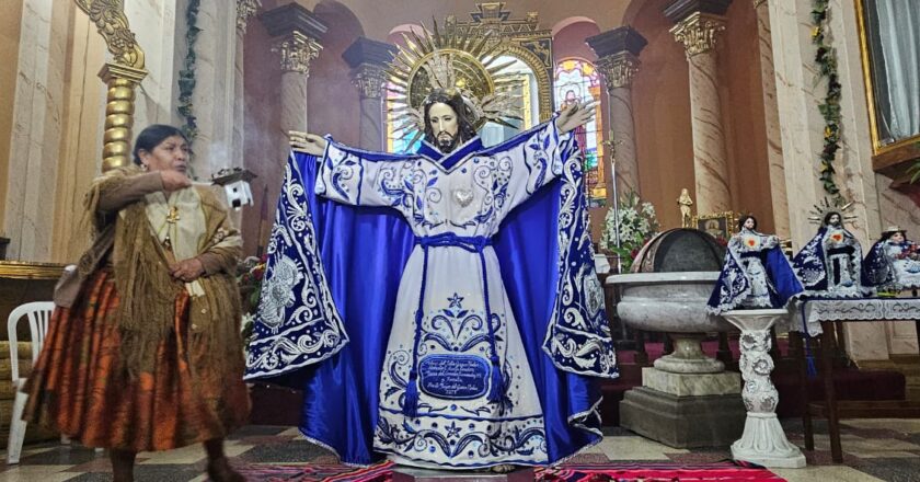 Plateado y con un ‘corazón’ de plata, el Tata del Gran Poder luce ya su nuevo manto