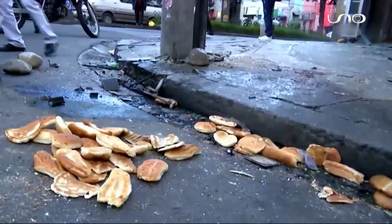 Minibús que llevaba pan impacta con una tienda y deja cuatro heridos