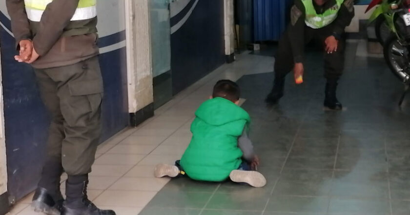 Un niño es abandonado dentro de un minibús en El Alto