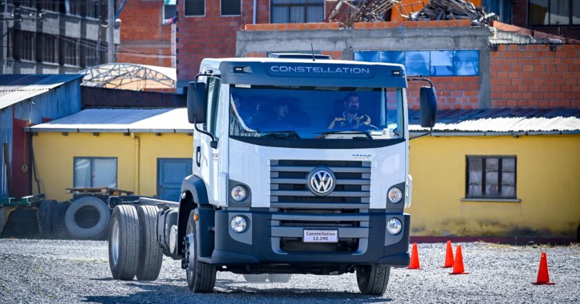Volkswagen exhibe camiones ideales para municipios en su showroom en El Alto