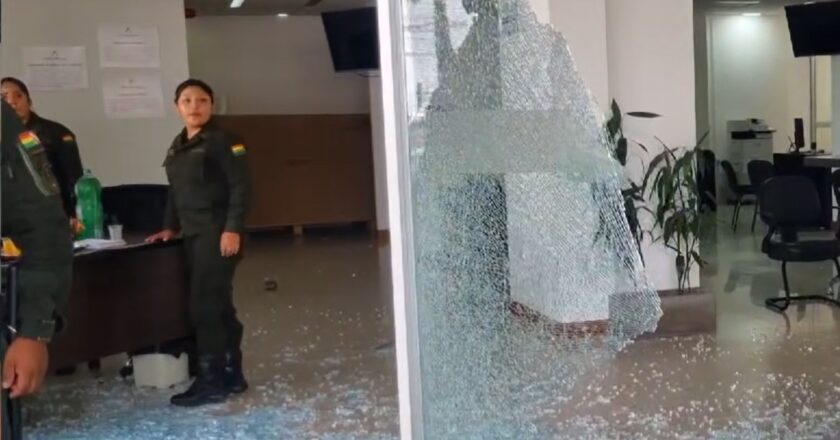 Juez dispone detención preventiva para 18 acusados por destrozos en la Aduana de Santa Cruz