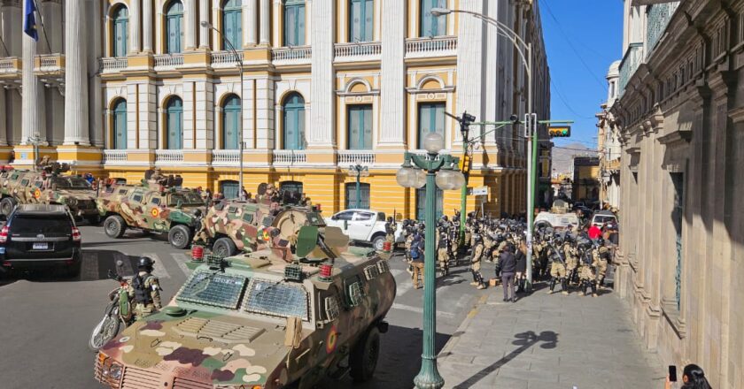 Militares cerraron plaza Murillo y Arce denunció ‘movilizaciones irregulares’ del Ejército