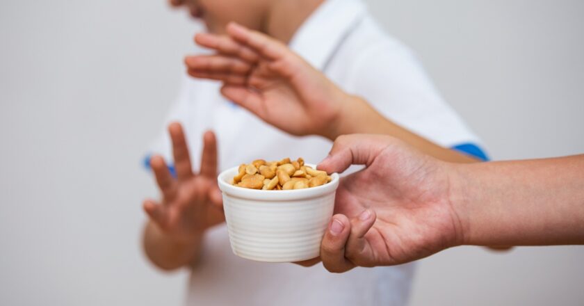 Cuatro síntomas que pueden alertar a los padres de una alergia alimentaria en los infantes