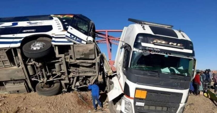 Un muerto y 18 heridos tras violento choque de un bus y un tractocamión en Patacamaya