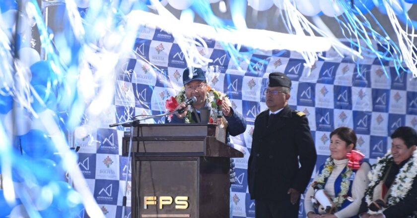 En Viacha entregan sistema de alcantarillado, radio base y viviendas sociales por más de Bs 33 millones
