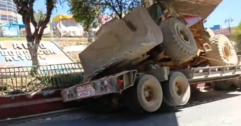 Camión que transportaba un tractor choca contra una pasarela en la Ceja de El Alto