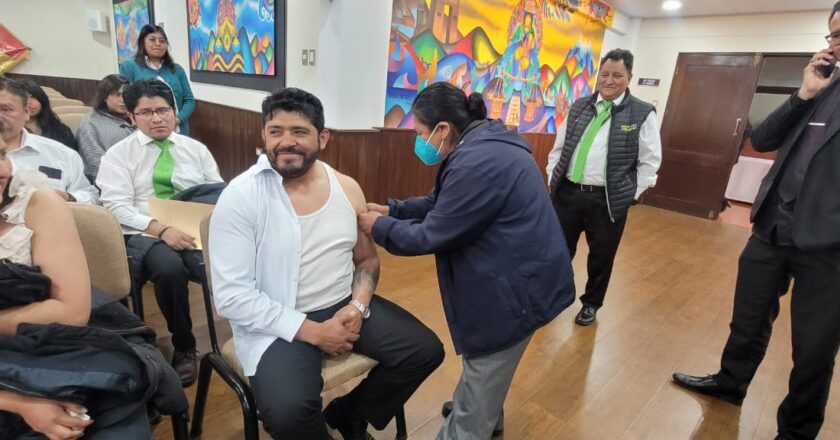 Fiscalía de La Paz realiza campaña de vacunación contra el Covid-19 e influenza para sus Servidores Públicos