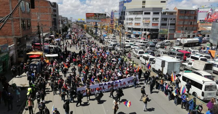 Marcha de sectores sociales ‘evistas’ llega a El Alto y la Policía resguarda la plaza Murillo