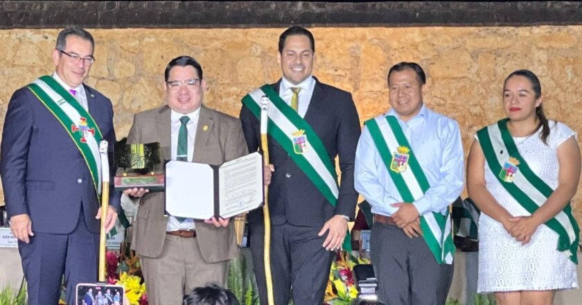 Fiscal General recibe distinción de la Asamblea Legislativa de Santa Cruz por su destacado trabajo social
