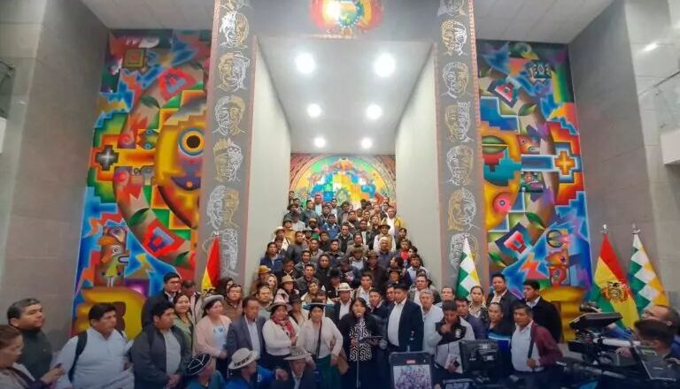 Alcaldes exige la aprobación de los contratos del litio y pide la reelección de Arce