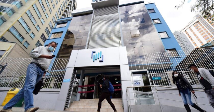 Transacciones en el exterior con tarjetas ahora tendrán comisión variable según ASFI