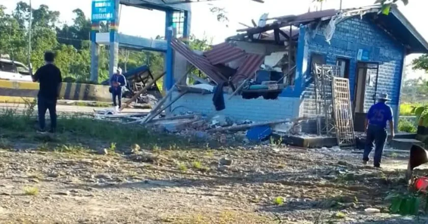 Transportistas destruyen puesto de peaje en Cochabamba y Gobierno anuncia acciones legales