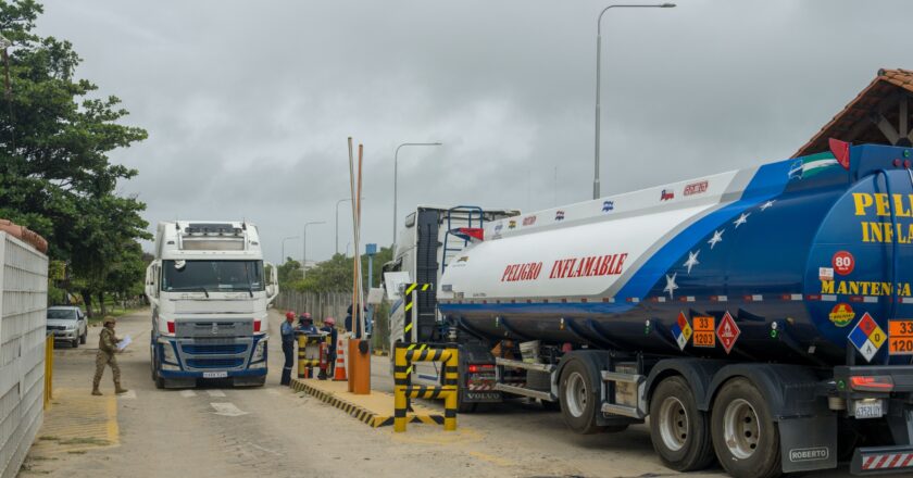 YPFB descarga 7,5 millones de litros de gasolina para normalizar el abastecimiento en Santa Cruz