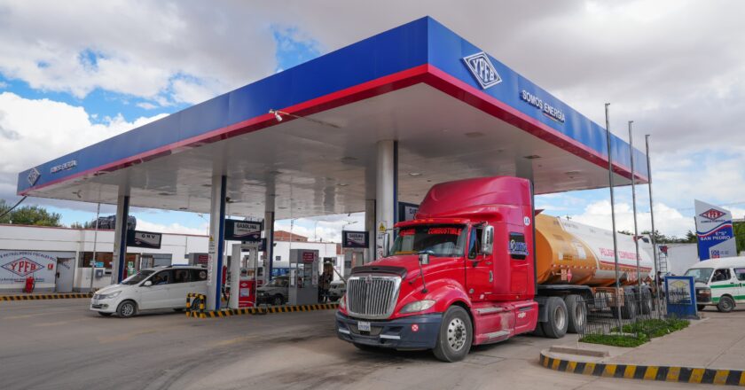 YPFB garantiza que el abastecimiento de combustible es normal y las filas se reducen en ciudades