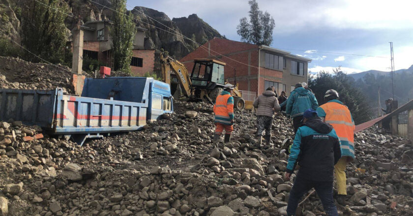 Lluvias intensas provocan deslizamiento en Callapa afectando viviendas y vehículos