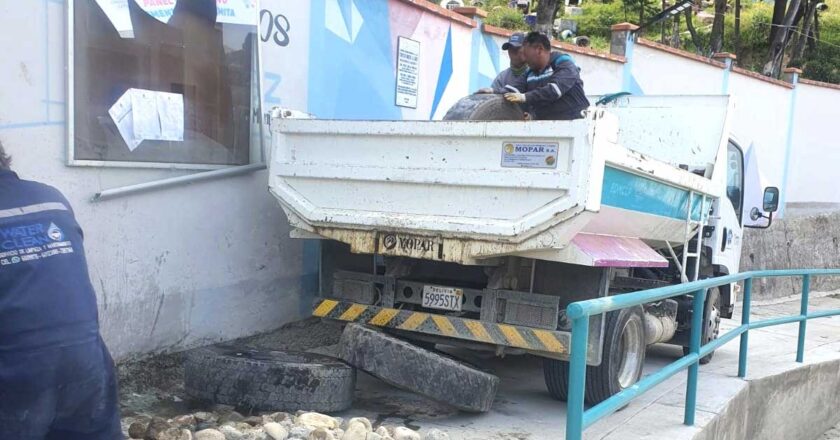 Funcionarios ediles ebrios a bordo de una volqueta causaron destrozos en un cementerio