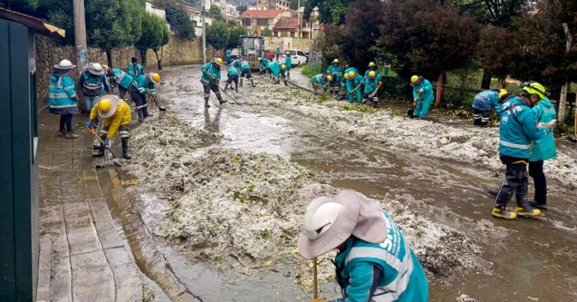 Fuerte granizada en La Paz deja daños en viviendas y calles; Alcaldía pide estar alerta