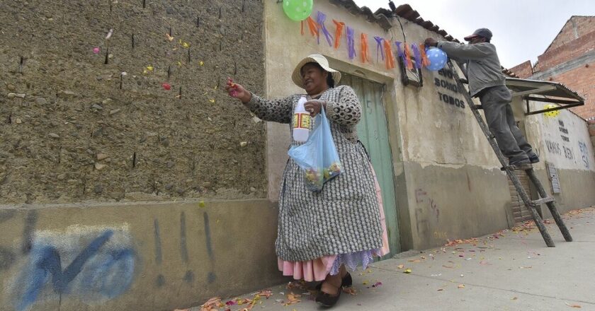 Martes de ch’alla: con rituales, bolivianos agradecen y piden prosperidad a la Pachamama