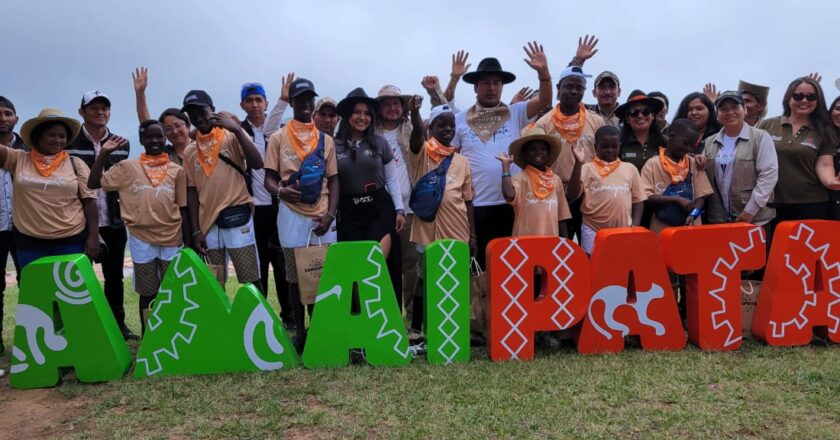 Los niños de Nansana Kids culminan su aventura en Bolivia con una visita al impresionante sitio arqueológico de Samaipata en Santa Cruz