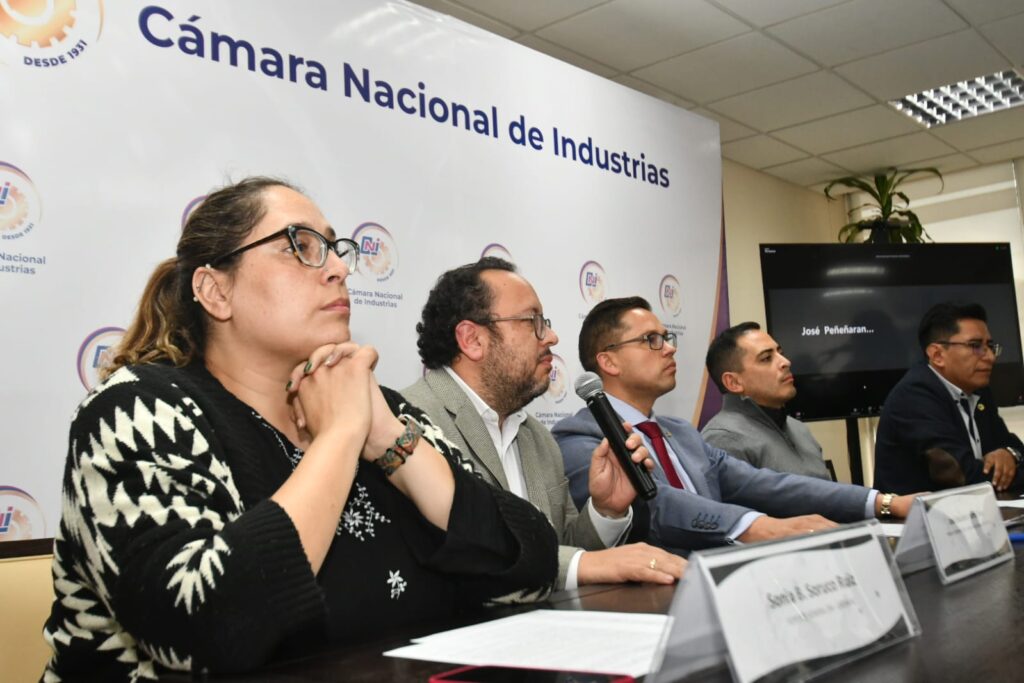 Industriales rechazan incremento salarial y advierten mayor estancamiento económico