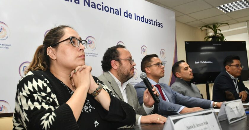 Industriales rechazan incremento salarial y advierten mayor estancamiento económico