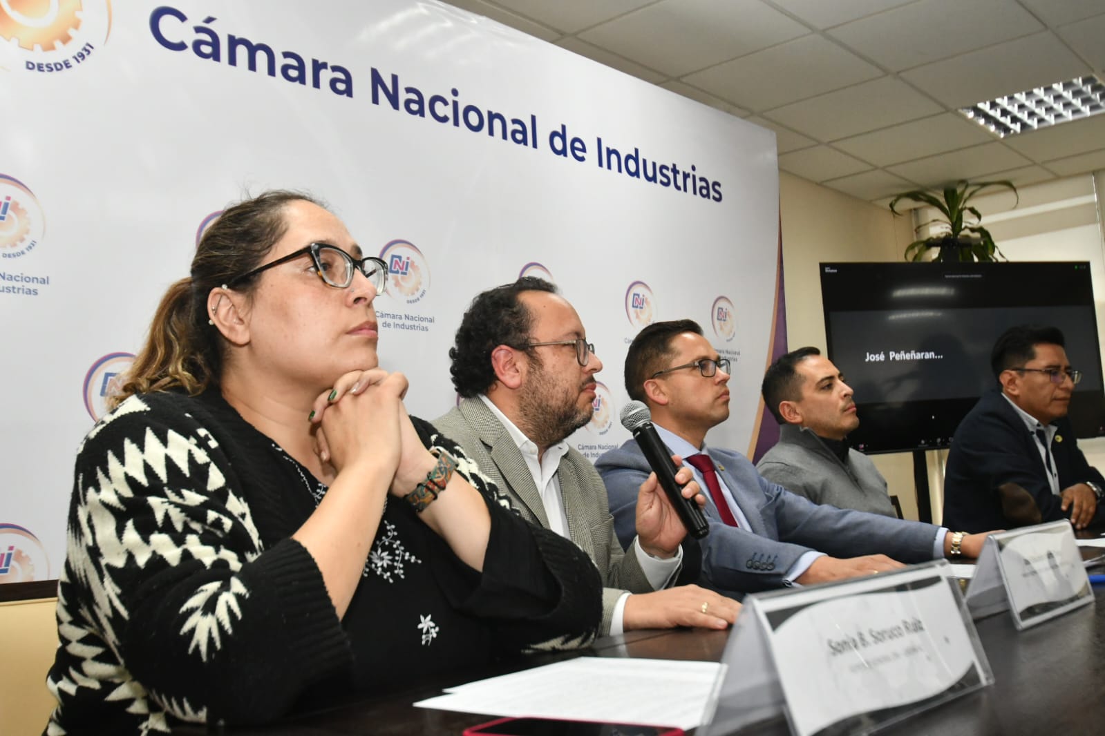 Industriales rechazan incremento salarial y advierten mayor estancamiento económico