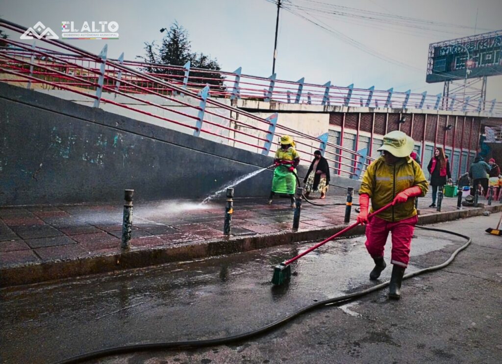 El Alto intensifica limpieza urbana con lavado de calles dos veces por semana