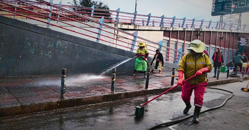 El Alto intensifica limpieza urbana con lavado de calles dos veces por semana