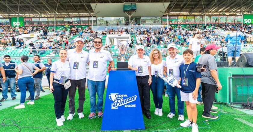 La “Copa Finesse” acercó a las familias en un imponente clásico cruceño