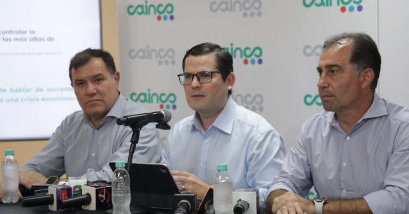 Empresarios rechazan incremento salarial y acusan al Gobierno de agravar la crisis económica