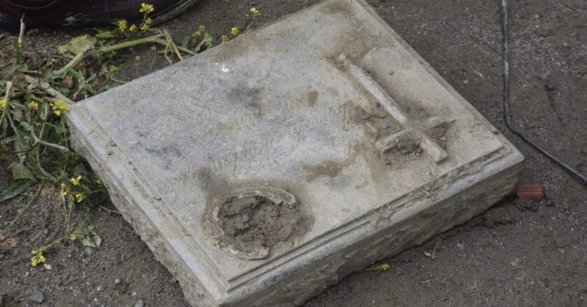 Hallazgo de lápidas condicionan trabajos de limpieza en Bajo Llojeta