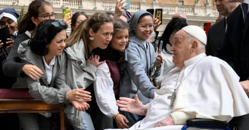 El Papa sorprende con su presencia en la Plaza de San Pedro durante el Domingo de Ramos