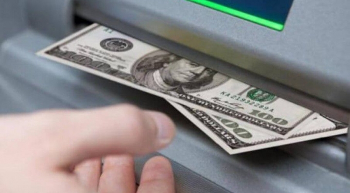Bancos fijan límite de 100 dólares para retiros de cuentas en divisa estadounidense