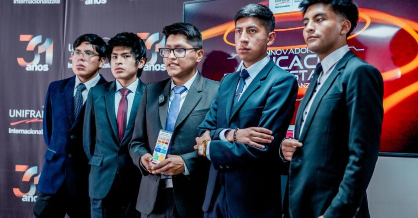 Estudiantes de El Alto crean la primera app boliviana de prevención sísmica