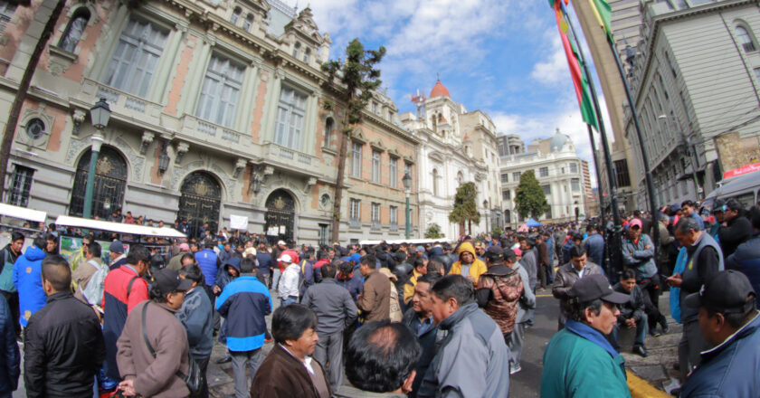 Transporte va al paro indefinido en contra del congelamiento de los pasajes