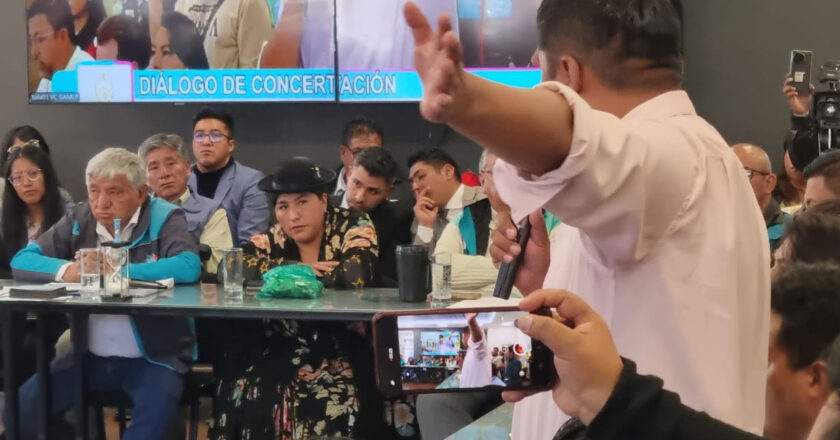 Conflicto por tarifas en La Paz sigue sin solución: Concejal Chambilla abandona diálogo y choferes mantienen emergencia